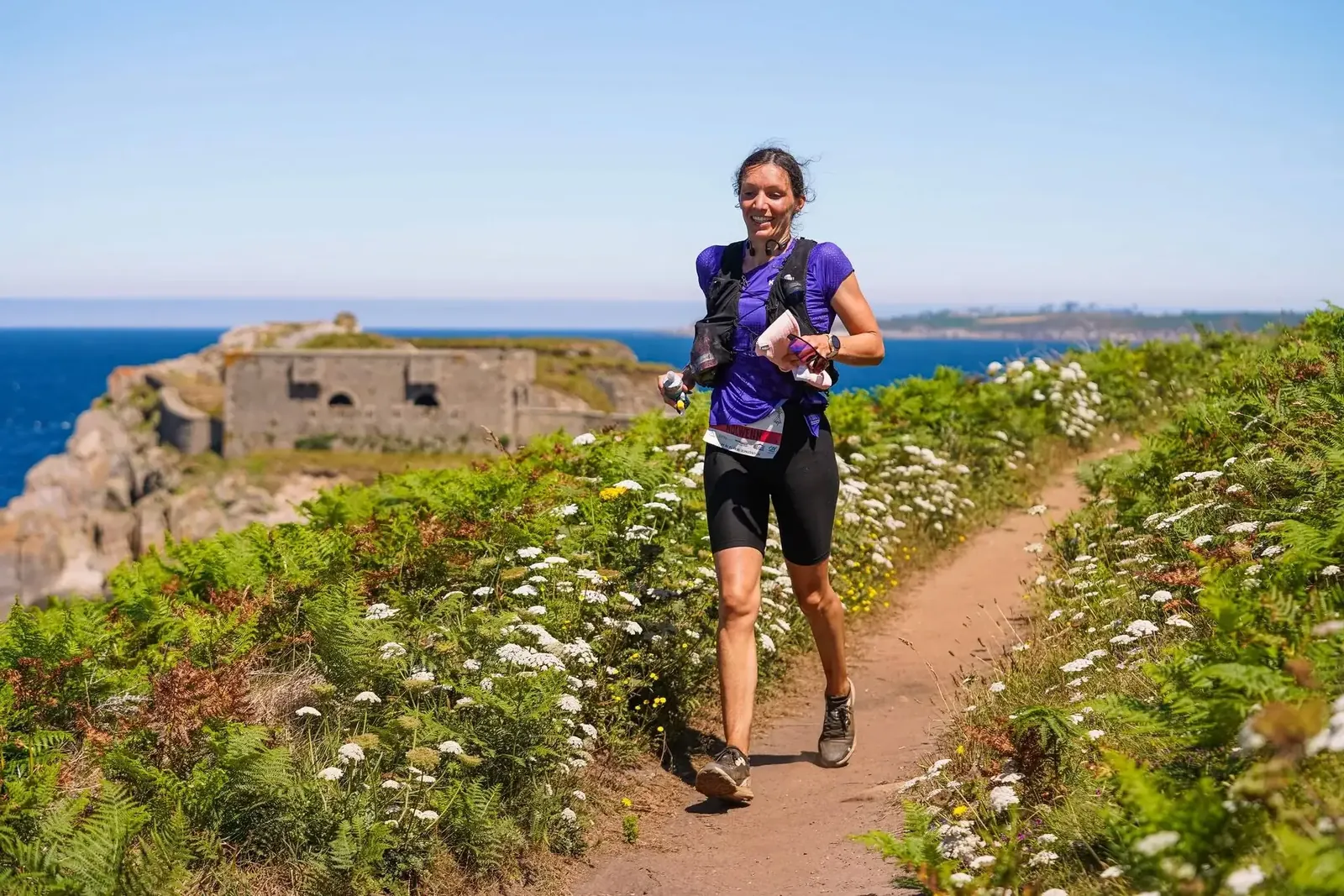 Nolwenn Cadiou en trail sur un sentier côtier du Finistère