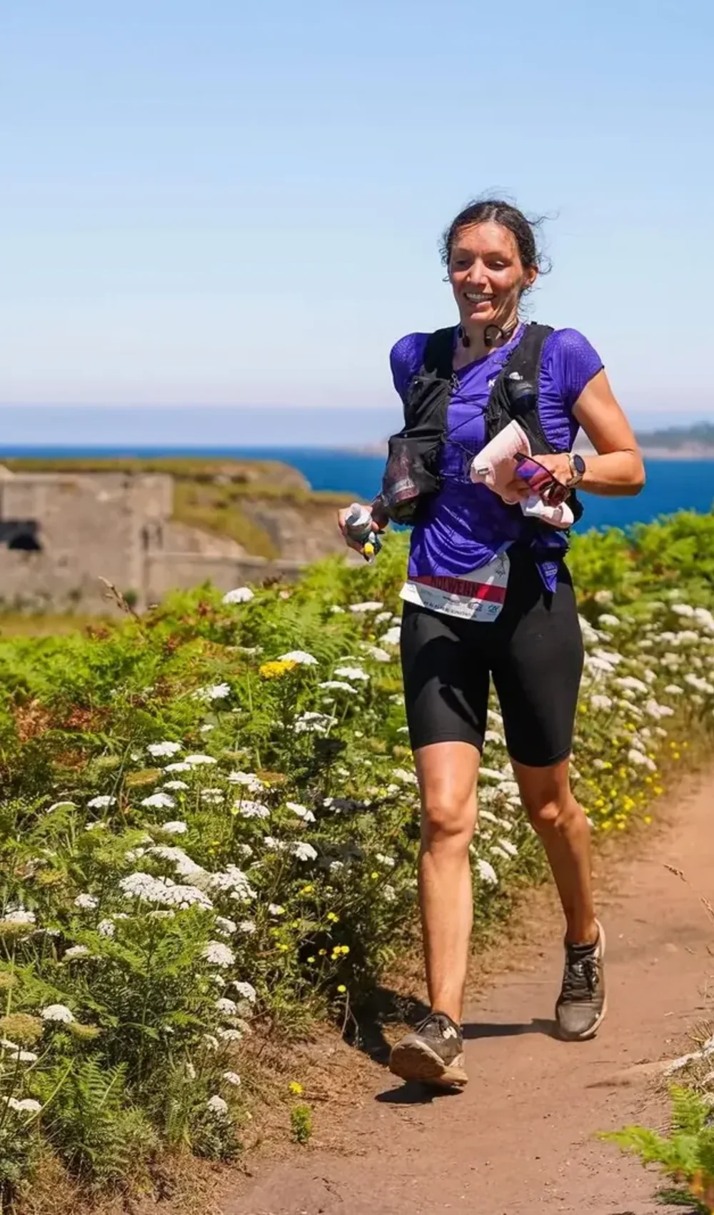 Nolwenn Cadiou en trail sur un sentier côtier, mer en arrière-plan, Le Relecq-Kerhuon