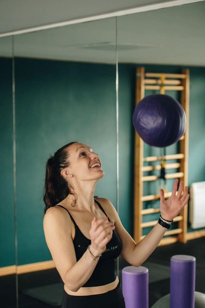 Nolwenn riant, ballon de Pilates lancé en l'air